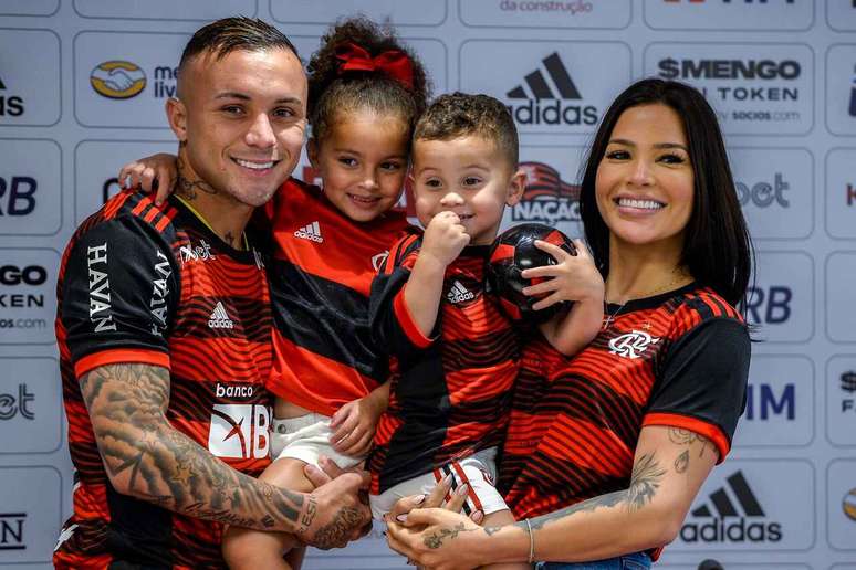 Cebolinha e sua família em apresentação no Flamengo –