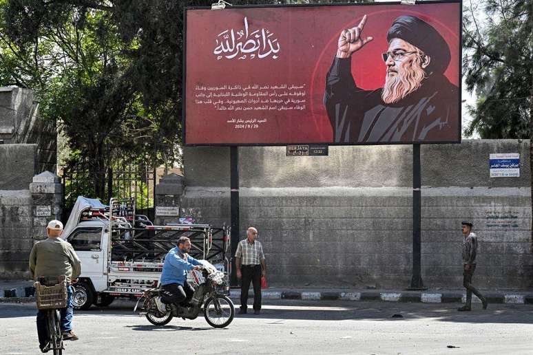 Após a morte do líder do Hezbollah, Hassan Nasrallah, o governo da Síria colocou outdoors nas ruas com uma mensagem de condolências do presidente Bashar al-Assad.