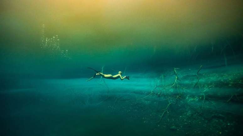 O mergulho em apneia permite total imersão no cenote, da forma menos prejudicial possível.