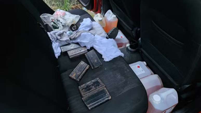 Galões com líquido inflamável também foram encontrados dentro de carros com explosivos em Santa Cruz