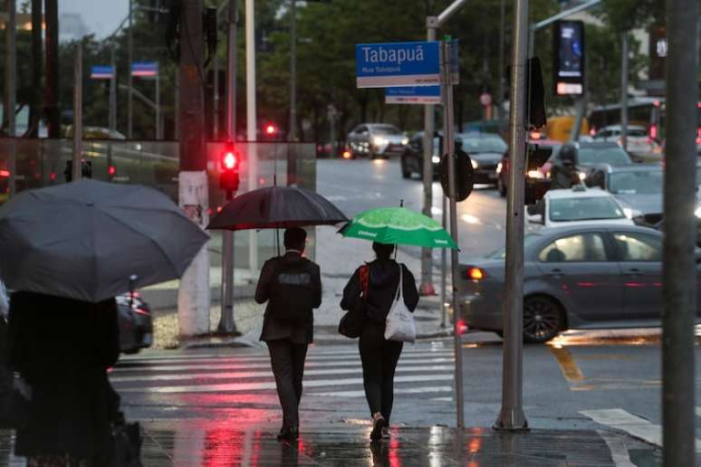 Registro de dia marcado por chuva e frio na cidade de São Paulo.