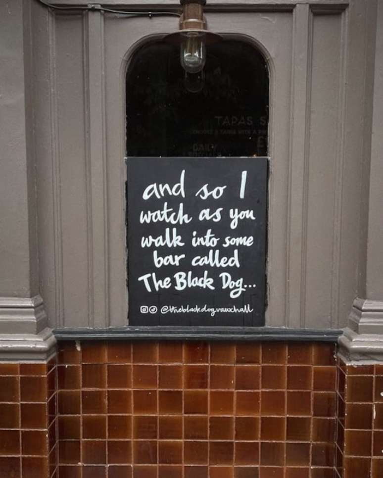 Detalhes do pub The Black Dog, localizado no sul de Londres