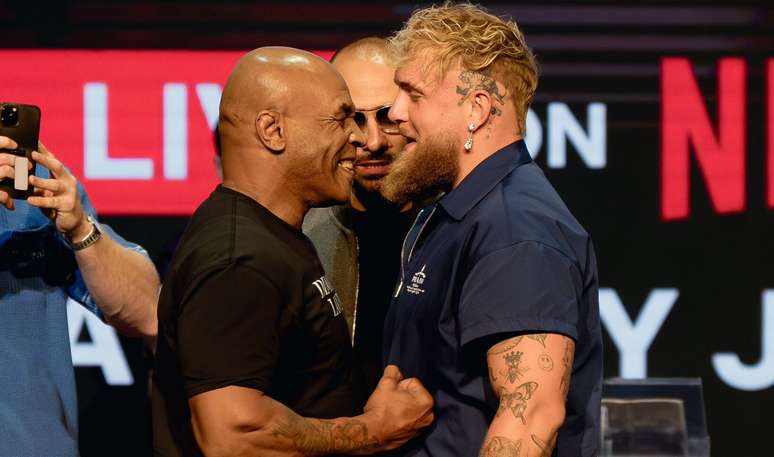 Mike Tyson (esquerda) com Jake Paul (direita). 