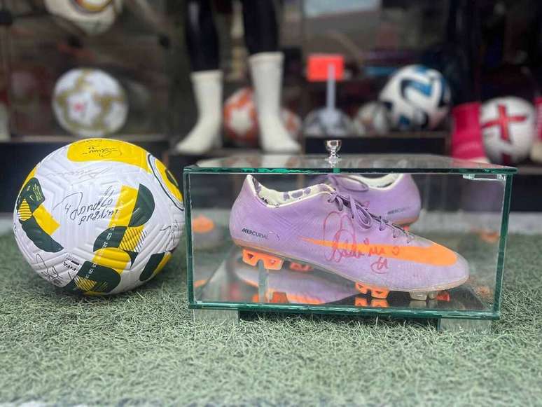 El exdefensa Ronaldo Angelim vende un balón firmado por sus excompañeros del Flamengo y una bota firmada por Adriano.