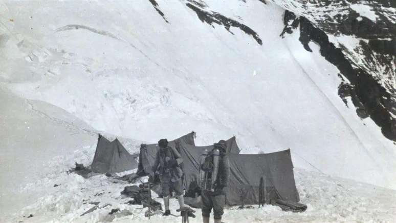 A última foto de Mallory (à esquerda) e Irvine (à direita) no acampamento, antes de partirem para a escalada em 1924