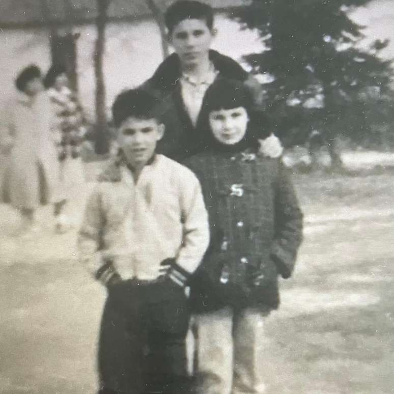 Ramona Klein com dois de seus irmãos. Ela tinha 7 anos quando foi retirada da casa onde vivia com a família em sua reserva indígena