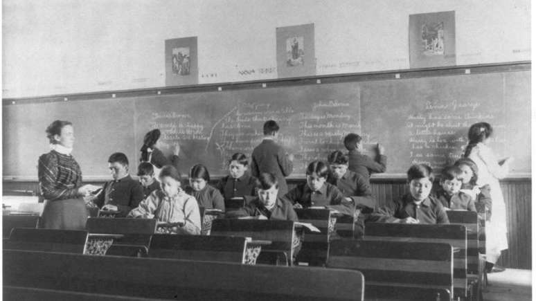 Sala de aula na Escola Industrial Indígena de Carlisle, em 1901. Esse internato foi fundado em 1879 por um general que havia lutado contra indígenas no Oeste americano e cuja filosofia era 'Mate o índio, salve o homem'