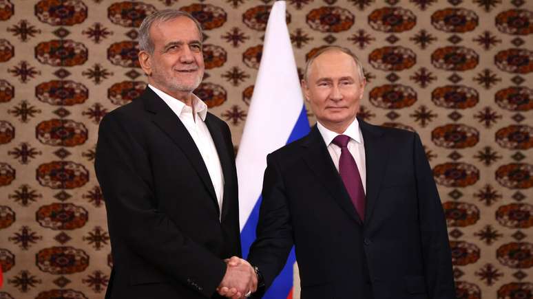 Masoud Pezeshkian, presidente do Irã, cumprimenta Vladimir Putin, presidente da Rússia