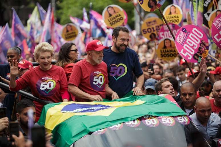 Na reta final do primeiro turno, Boulos contou com presença de Lula e Marta em caminhada pela Avenida Paulista