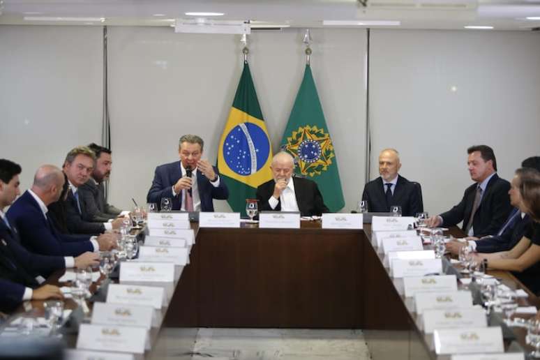 Joesley e Wesley Batista participaram de reunião com Lula e empresários do agronegócio no Palácio do Planalto em maio; na foto, Joesley é o segundo da fila lateral à esquerda e Wesley é o primeiro da fila lateral à direita