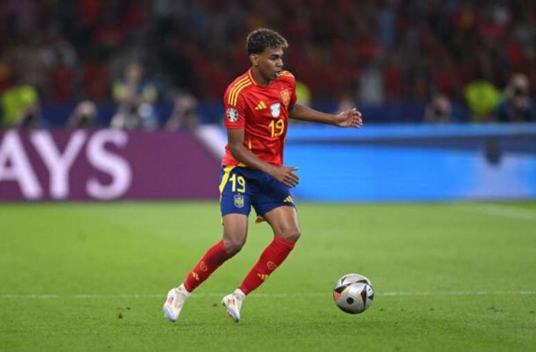 Stu Forster/Getty Images - Legenda: Yamal em ação com a camisa da seleção espanhola de futebol