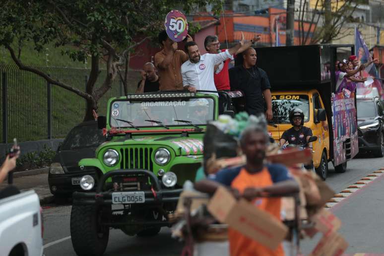 O candidato à Prefeitura de São Paulo, Guilherme Boulos (PSOL) faz carreata de campanha pelas ruas da Freguesia do Ó e Brasilândia, na zona norte de São Paulo, nesta sexta-feira, 11.