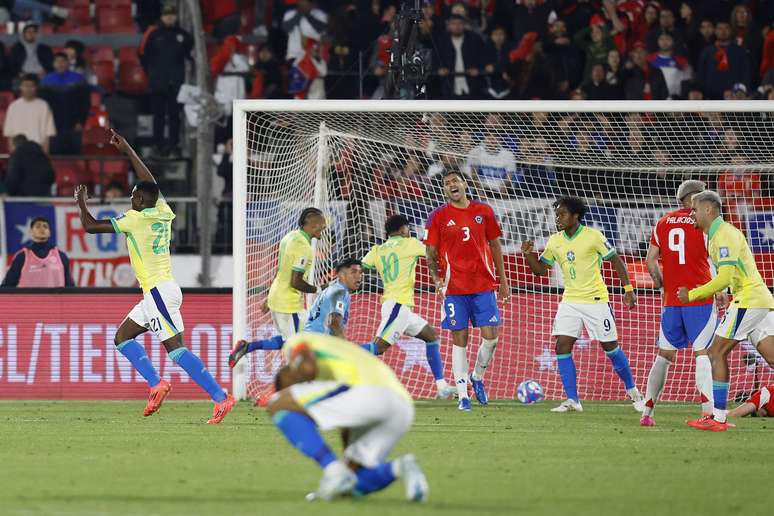 Luiz Henrique, do Brasil, comemora o seu gol durante a partida com o Chile válida pela 9ª rodada das Eliminatórias Sul-Americanas para a Copa do Mundo FIFA 2026, no Estádio Nacional de Chile, em Santiago, nesta quinta-feira, 10.