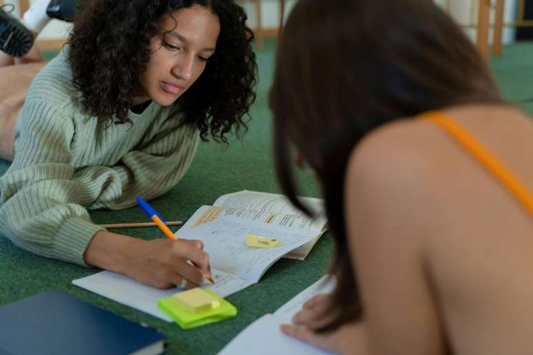 Estudante recebe parcela única de R$ 200 na matrícula; depois tem direito ao total de R$ 1,8 mil, que serão pagos em 9 parcelas de R$ 225.