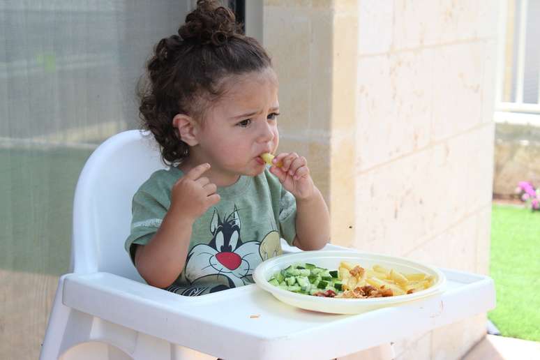 Crianças podem entender e aprender como preparar os alimentos desde bem novinhas