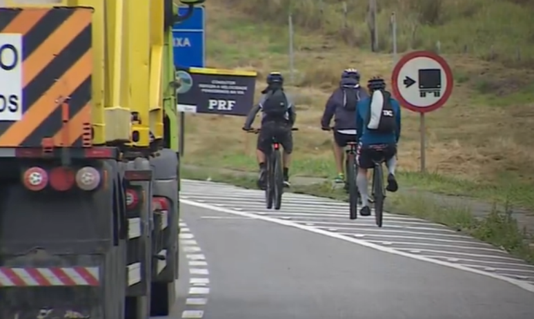Ciclista pedalam na Rodovia Presidente Dutra, no interior de S&atilde;o Paulo