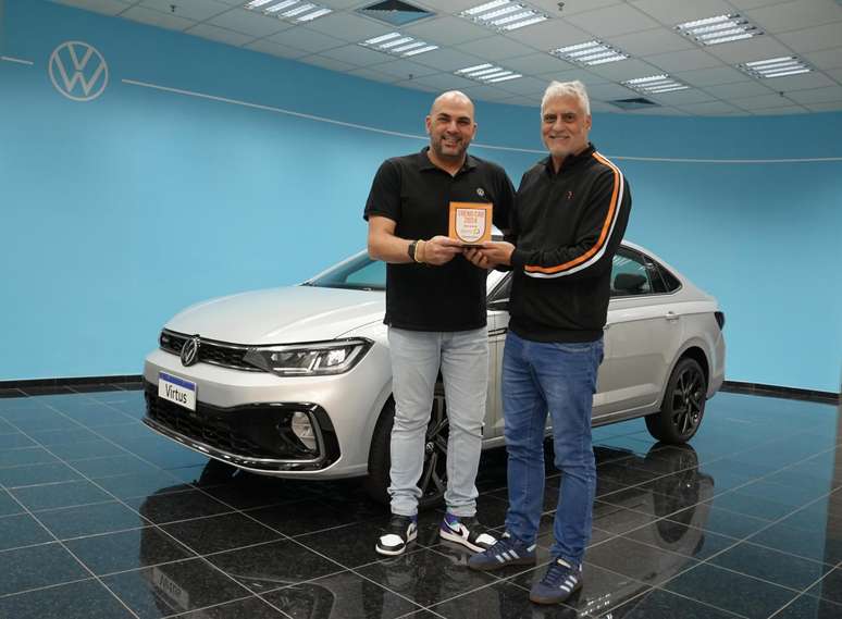 Claudio Rawicz (Volkswagen) recebeu o Prêmio Trend Car 2024 de Sergio Quintanilha (Guia do Carro)