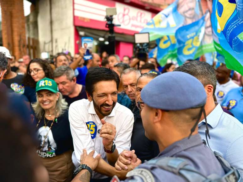 Ricardo Nunes durante agenda de campanha em Parada de Taipas