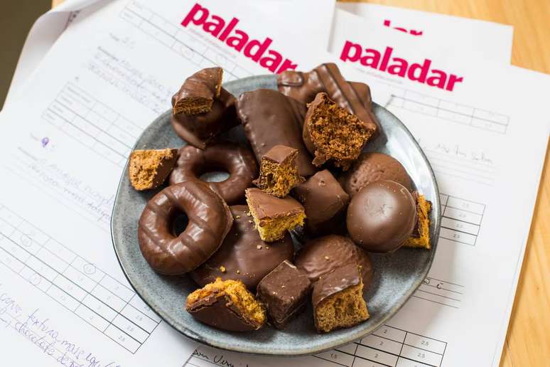 Teste às cegas com 16 marcas de pão de mel foi feito por cinco jurados especializados na Hanami Doces, na Rua Mourato Coelho