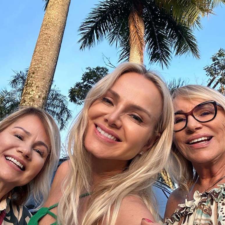 Eliana with her sister (left) and mother (right)
