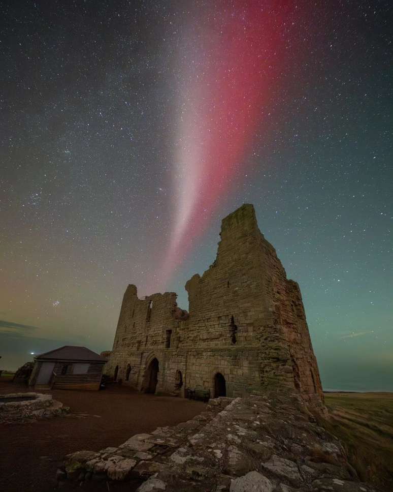 Espet&aacute;culo natural: raro Steve ilumina o Reino Unido em meio &agrave;s auroras
