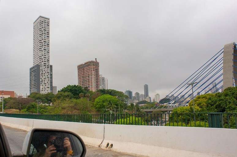 À esquerda, o edifício Platina, no Tatuapé, o mais alto da cidade