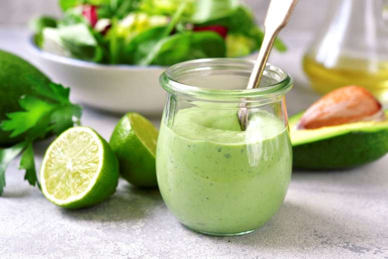 Além de descobrir quais alimentos estão na melhor época, aprenda a preparar um delicioso molho para saladas