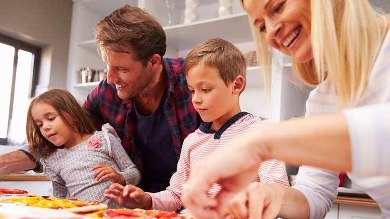 Ensinando a criança a cozinhar, você ensina ela a ter autonomia, independência e ainda cria memórias