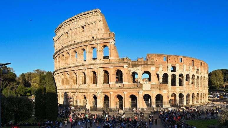 O Coliseu, em Roma, é o maior anfiteatro do mundo