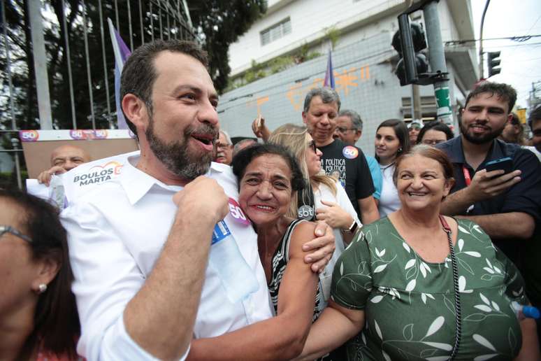 O candidato à Prefeitura de São Paulo, Guilherme Boulos (PSOL) faz carreata de campanha pelas ruas da Freguesia do Ó e Brasilândia, na zona norte de São Paulo, nesta sexta-feira, 11.