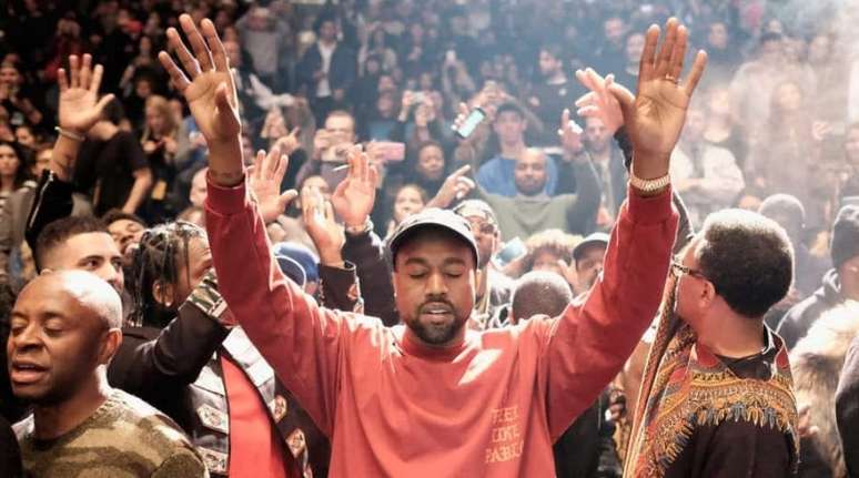 Kanye West em um culto nos Estados Unidos: rapper teve fase bastante religiosa