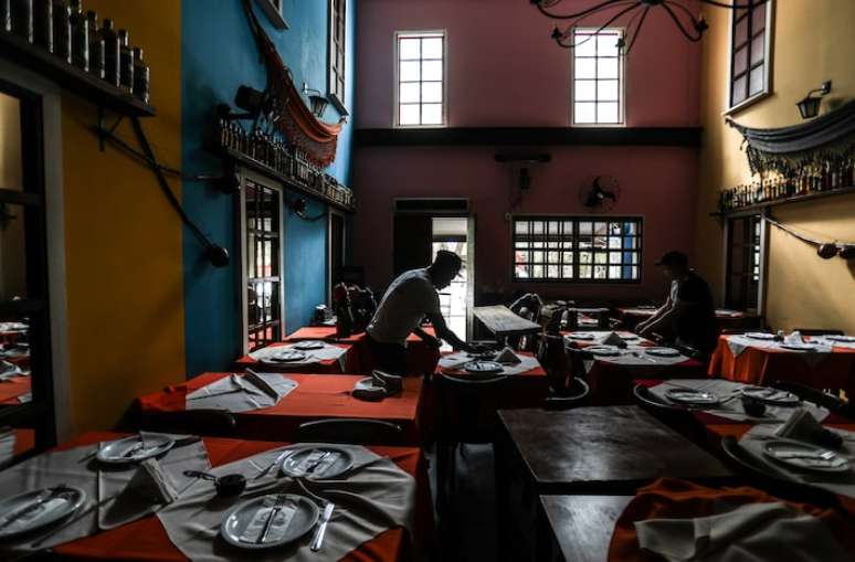 Restaurante sem energia elétrica na Praça Benedito Calixto em São Paulo