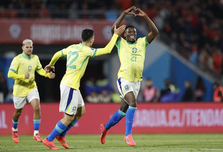 Atacante do Botafogo garante vitória da Seleção sobre o Chile, em Santiago, pelas Eliminatórias –