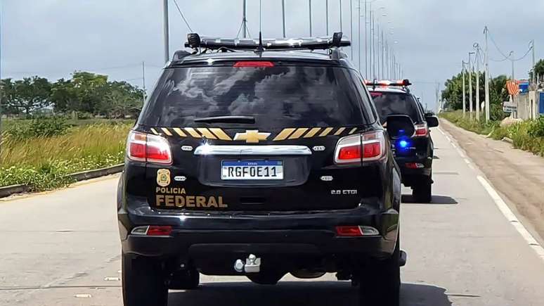 Policiais cumprem 2 mandados de prisão, além de bloqueio de bens