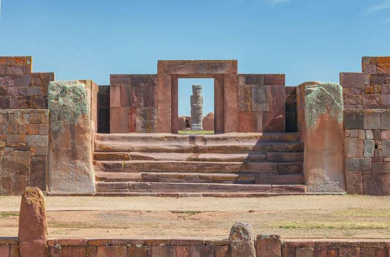 Nas ruínas de Tiwanaku (Bolívia), foi encontrada uma bolsa de xamã cheia de substâncias alucinógenas e instrumentos para utilizá-las