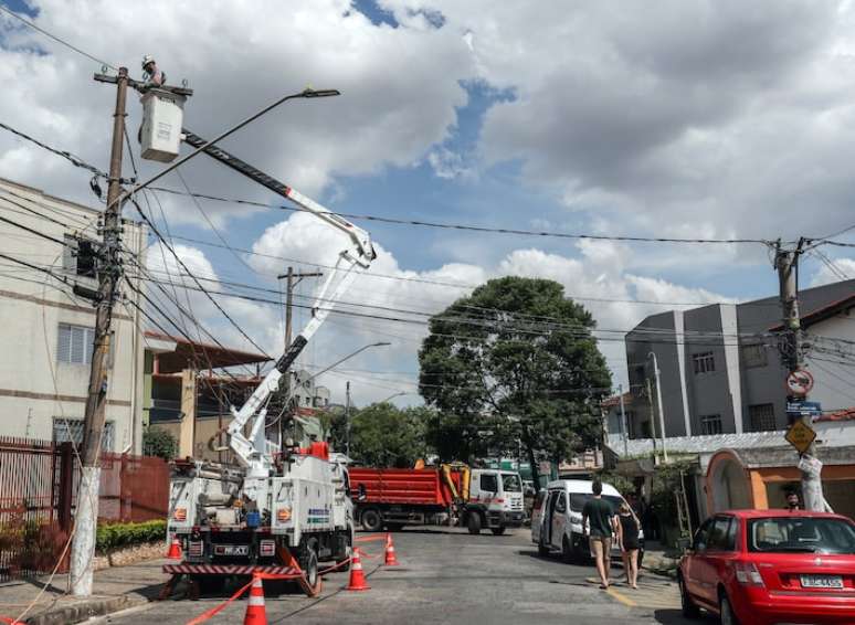 Parte dos moradores da Grande São Paulo está sem energia três dias depois de temporal.