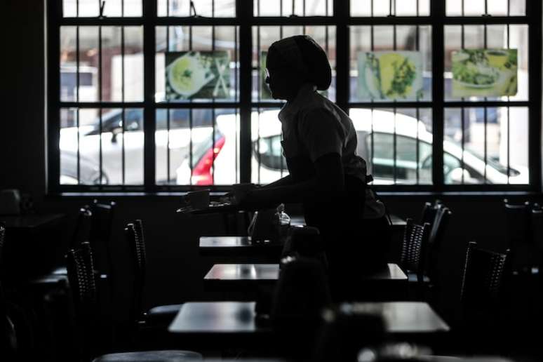 Restaurante sem energia elétrica na Rua Teodoro Sampaio, em Pinheiros, na zona oeste.