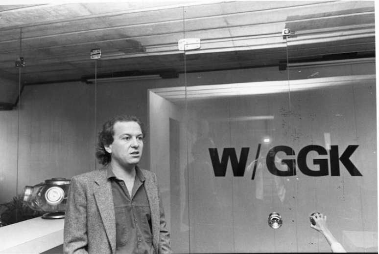 O publicitário Washington Olivetto concede entrevista na sede da WGG/K, futura W/Brasil, em São Paulo (14/07/1986).