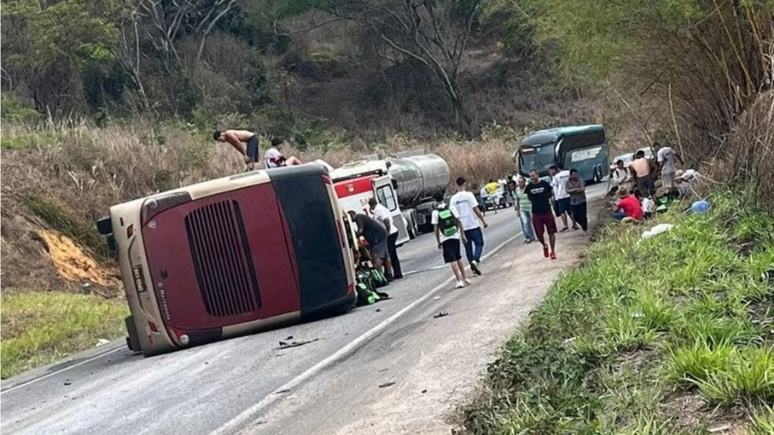 Ônibus com mais de 50 estudantes e monitores tomba e deixa feridos na BR-418, em MG