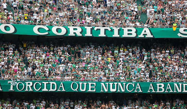 Torcedor do Coritiba cai da arquibancada do Couto Pereira e é levado ao hospital