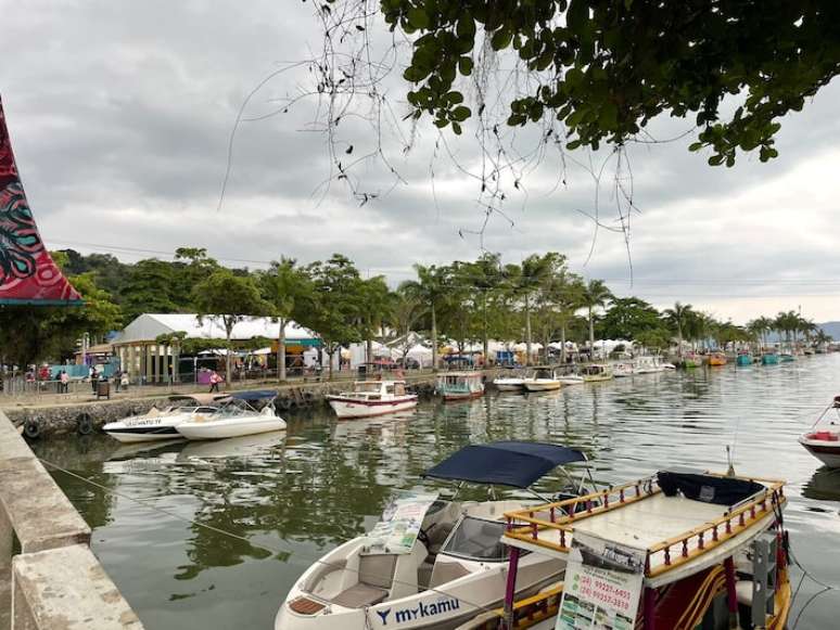 Visão da ponte que leva do Centro Histórico de Paraty à Praça Aberta da Flip 2024. Na esquerda, está o Auditório do Pontal. As editoras independente estão localizadas no final do Areal do Pontal, à direita na imagem.