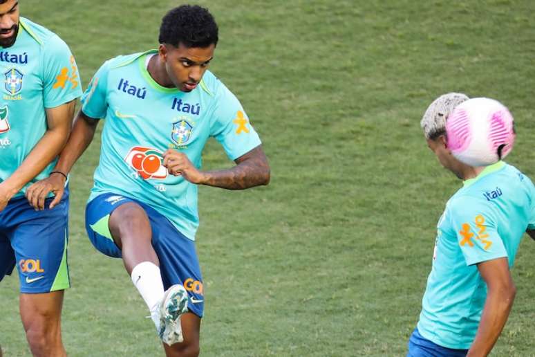 Rodrygo treina mais centralizado, com Savinho e Raphinha nas pontas.