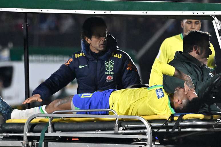   17 DE OCTUBRE: Neymar Jr. de Brasil reacciona después de lesionarse durante el partido de clasificación para la Copa Mundial de la FIFA 2026 entre Uruguay y Brasil el 17 de octubre de 2023 en el Estadio Centenario de Montevideo, Uruguay. (Foto de Guillermo Legaria/Getty Images)