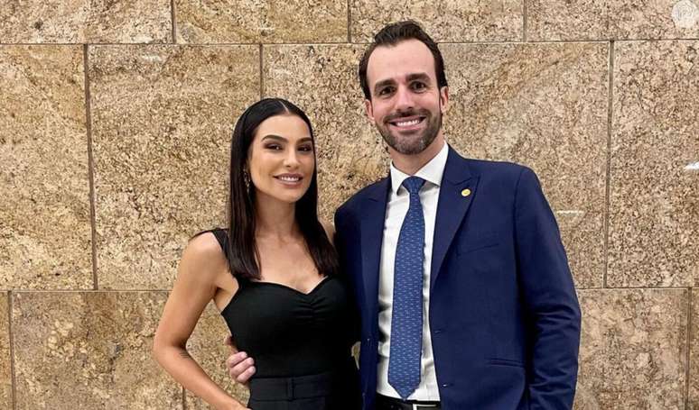 Acordo de Cíntia Chagas e Lucas Bove tem multa e detalhes impressionantes reveldos após casamento de 3 meses chegar ao fim.