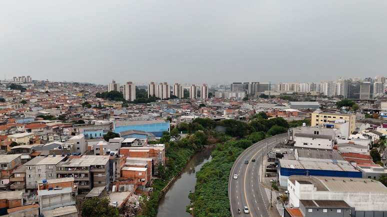 Rio Tamanduateí separa São Caetano do Sul de favelas de municípios vizinhos