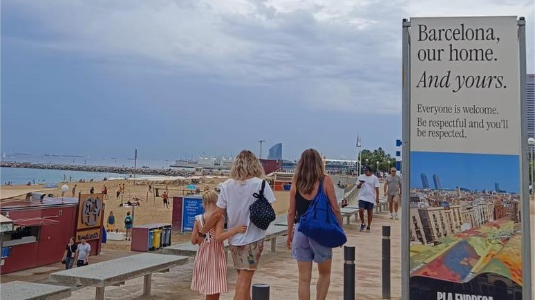 Placa na orla diz: 'Barcelona: nossa casa. E sua'