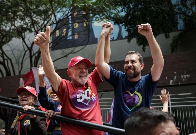 O candidato a Prefeitura de São Paulo Guilherme Boulos (PSOL) acompanhado do presidente Lula em ato de campanha antes do primeiro turno