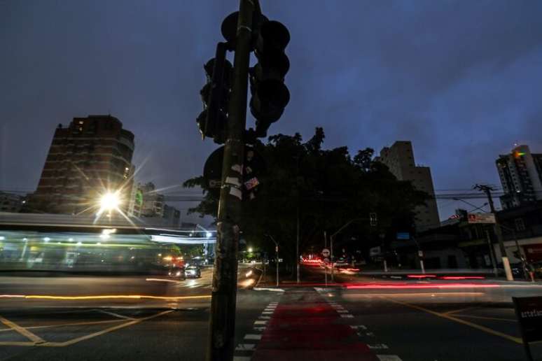 A falta de energia após a tempestade de sexta-feira fez com que semáforos estivessem desligados enquanto alguns bairros permanecem sem luz desde sexta-feira, 11.