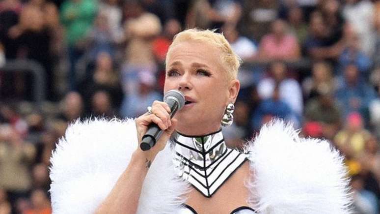 Xuxa faz show no intervalo do ‘Futebol da Esperança’, na Globo –