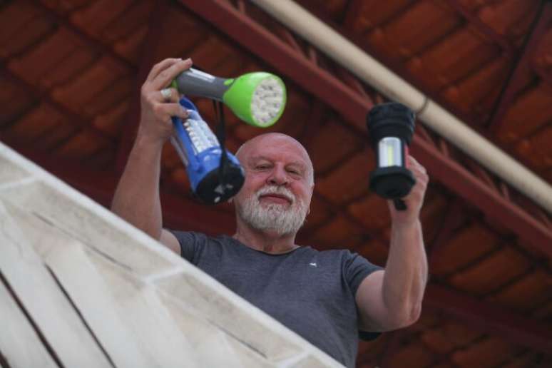 Paulo Afonso Álvares, morador da Rua Catão, no bairro da Lapa, ainda permanece sem energia nesta segunda-feira, 14.